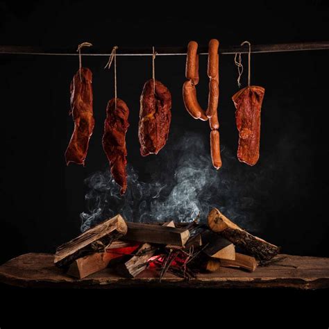 Infografía o esquema del proceso de ahumado de salmón artesanal