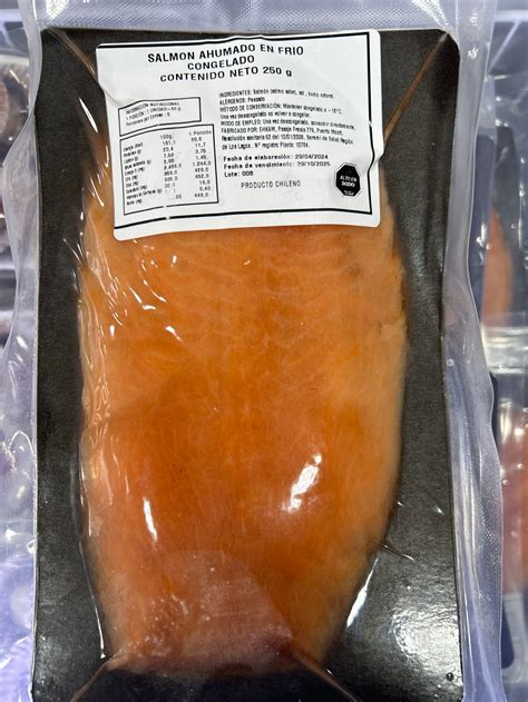Imágenes comparativas de salmón ahumado en frío y en caliente mostrando diferencias de textura