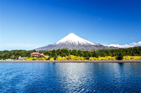 Paisaje del Lago Llanquihue con la cordillera de fondo, resaltando la ubicación geográfica de la ciudad