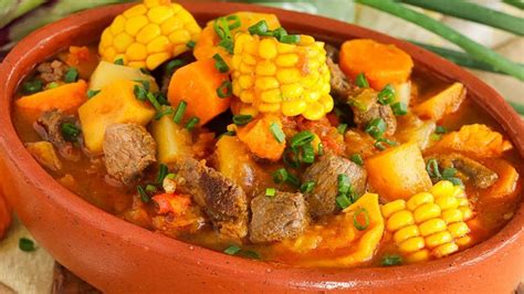 Diversas imágenes que ilustran las variaciones regionales de la carbonada: una cazuela argentina, un plato uruguayo servido en calabaza, y una carbonada chilena tradicional.