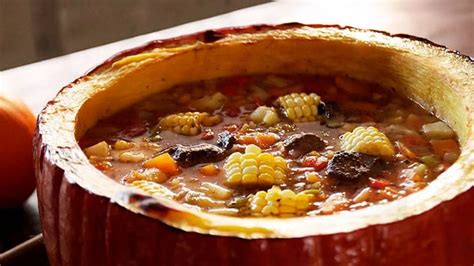 Imagen de la carbonada con todas las verduras incorporadas, lista para servir.