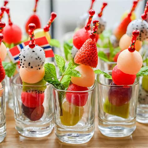 infografía con ideas creativas para presentar frutas a los niños, como brochetas o formas divertidas