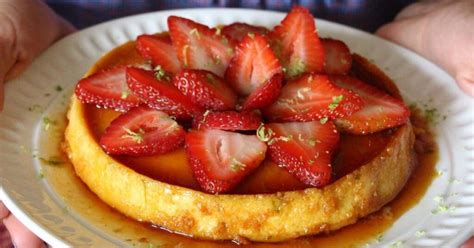 fotografía de un flan saludable decorado con trozos de fruta fresca
