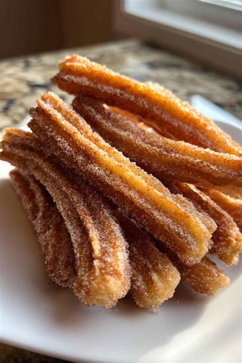Foto de churros caseros recién hechos en un plato