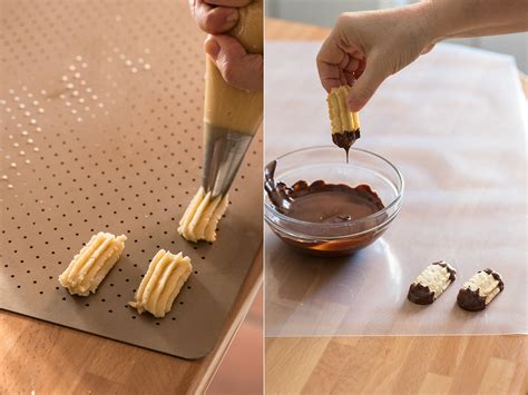 Manos utilizando una manga pastelera con boquilla rizada para formar churros