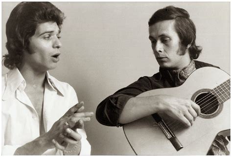 Fotografía en blanco y negro de Camarón de la Isla joven, junto a Paco de Lucía, en una actuación temprana.