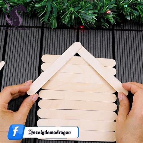 Esquema de las etapas de construcción de una casita de pájaros con palitos de helado