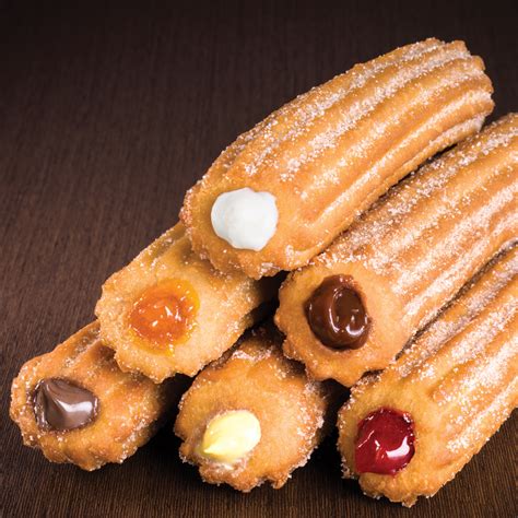 Ilustración de varios tipos de churros rellenos y tradicionales en un ambiente moderno de churrería.