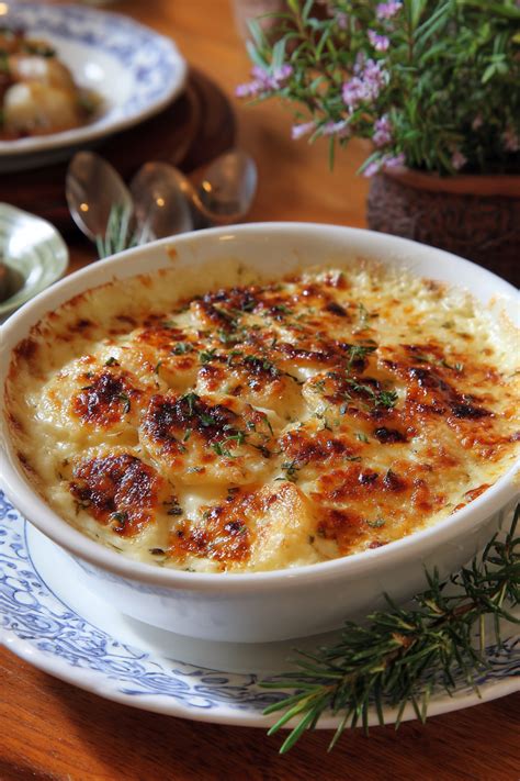 Detalle del gratinado de patatas con queso derretido