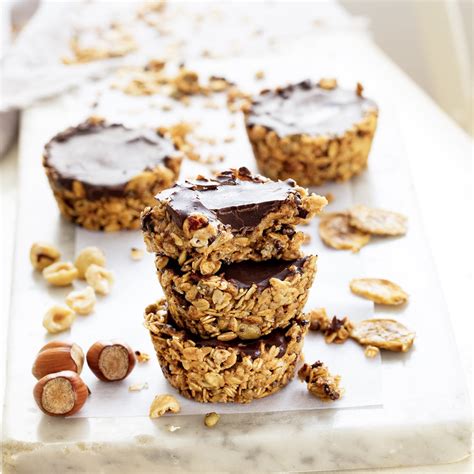 Tartaletas de granola sin horno rellenas con crema de avellanas y chocolate
