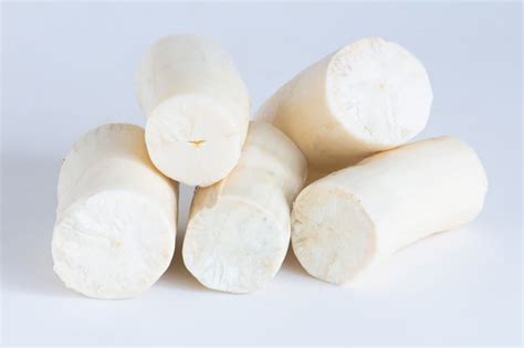 Yuca fresca y pelada, lista para cocinar