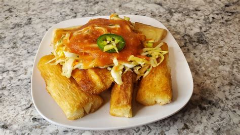 Plato de yuca frita servido con diversas salsas