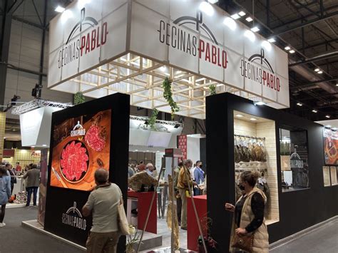 Foto del stand de Cecinas Soler en Expo Food Service con interacción de visitantes