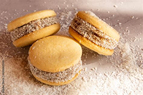 Alfajores rellenos con manjar y decorados con coco rallado