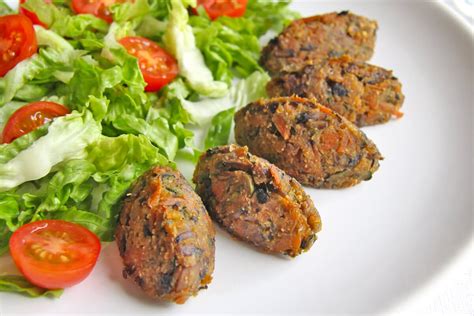 Infografía mostrando los ingredientes principales para croquetas de verduras y su preparación básica