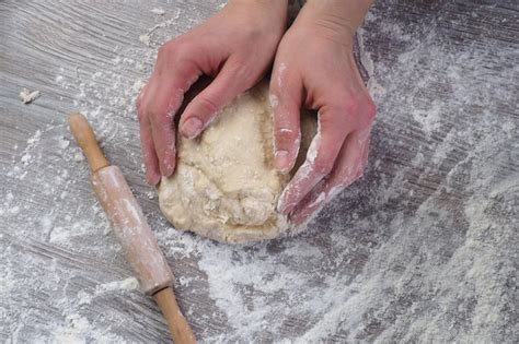 Persona amasando pan en casa, con un resultado final de pan de molde dorado y esponjoso