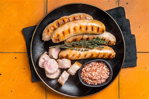 Plato de bratwurst vegana casera con guarnición