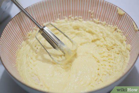 Proceso de batido de mantequilla y azúcar hasta obtener una mezcla esponjosa