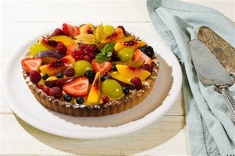 Montaje de diferentes tartas: una de chocolate, una de frutas, una de queso y una tarta de cumpleaños.