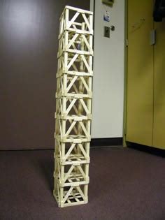 Torre resistente construida con cubos de palitos de helado