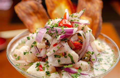 Plato de ceviche de pescado fresco con acompañamientos tradicionales