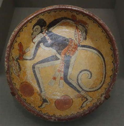 Plato de cerámica maya con un mono rodeado de vainas de cacao.