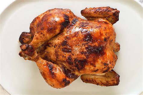 Foto de pollo asado entero, jugoso y dorado