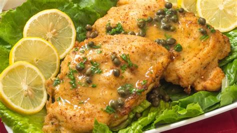 Sartén con pollo, limón y alcaparras cocinándose