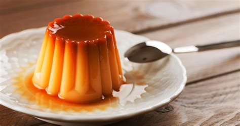 Flan de vainilla casero recién hecho y decorado