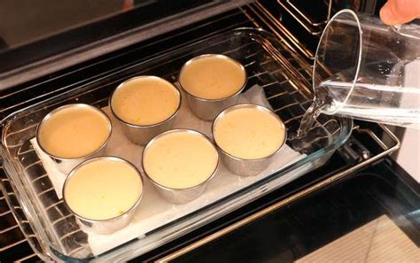 Flan cocinándose al baño maría en el horno