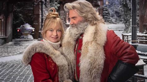 Imagen de Kurt Russell como Santa Claus junto a Kate y Teddy Pierce
