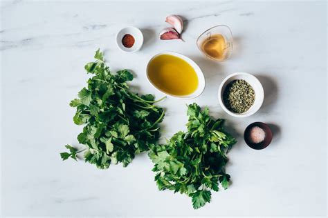 Infografía mostrando los ingredientes principales del chimichurri