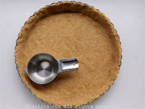 Molde de pie con base de galleta horneada.