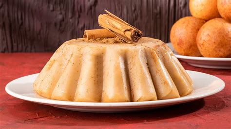 Natilla de piña espesa en una olla.