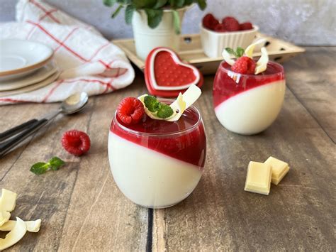 Mousse de frambuesas en copas decorado con frutas