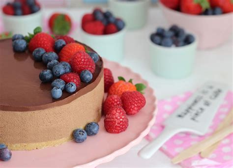 Tarta mousse de chocolate decorada en un plato