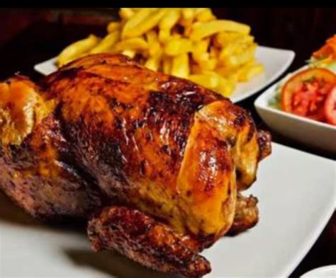 Ilustración de un pollo a la brasa jugoso y dorado con acompañamientos