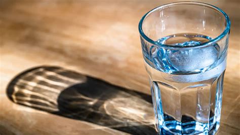 Vasos de agua y un tazón de sopa para ilustrar la hidratación