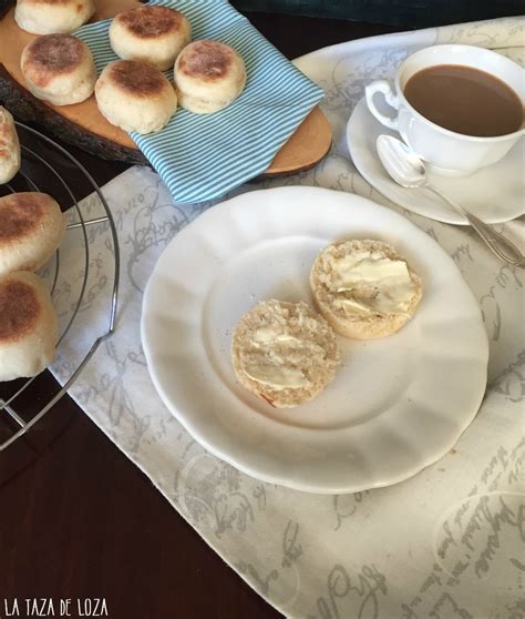 Ilustración de muffins ingleses tradicionales junto a una taza de té.