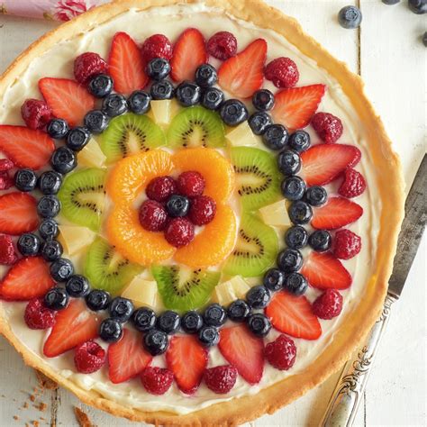 foto temática de una tarta de merengue vistosa con frutas