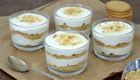 Foto temática de postres fáciles con crema chantilly y leche condensada