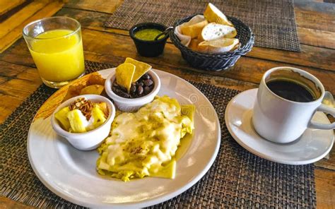 Plato de huevos fritos con cebolla y pan tostado, estilo desayuno chileno