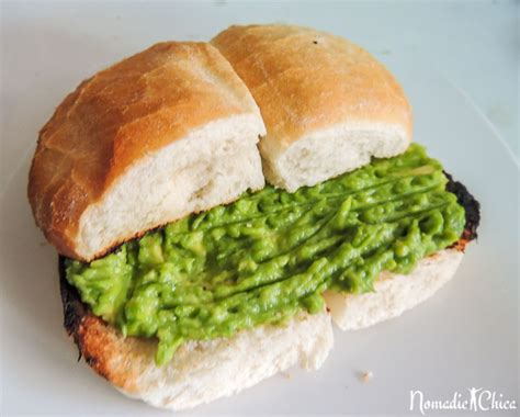 Marraqueta abierta con palta molida y sal, lista para el desayuno