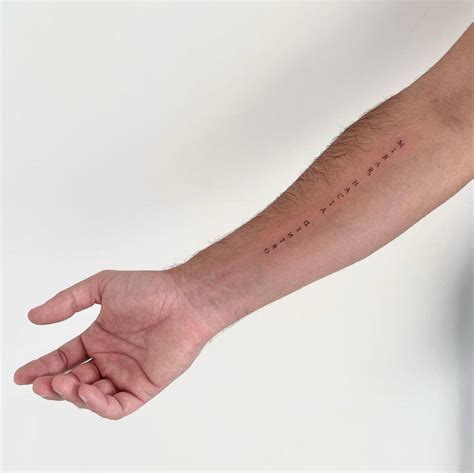 Diseño de una frase caligráfica elegante tatuada en el antebrazo