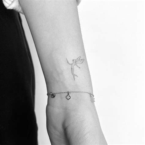 Ejemplo de tatuaje minimalista en latín situado en la muñeca
