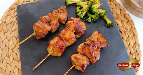 Brochetas de congrio marinadas y listas para asar en la parrilla.