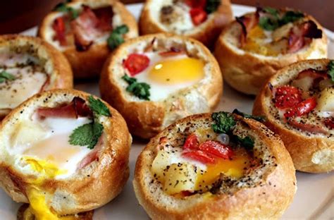 Huevos horneados en rebanadas de pan en una bandeja