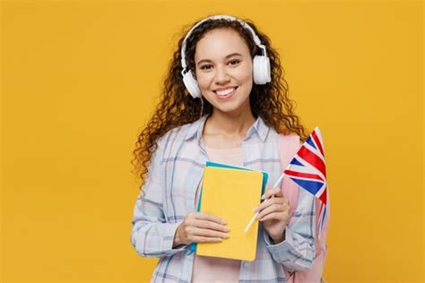 Persona aprendiendo inglés, escuchando y repitiendo palabras