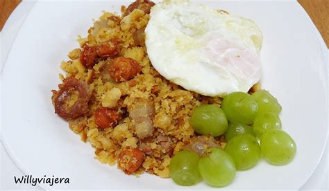 plato de migas con chorizo y huevo frito acompañado de uvas