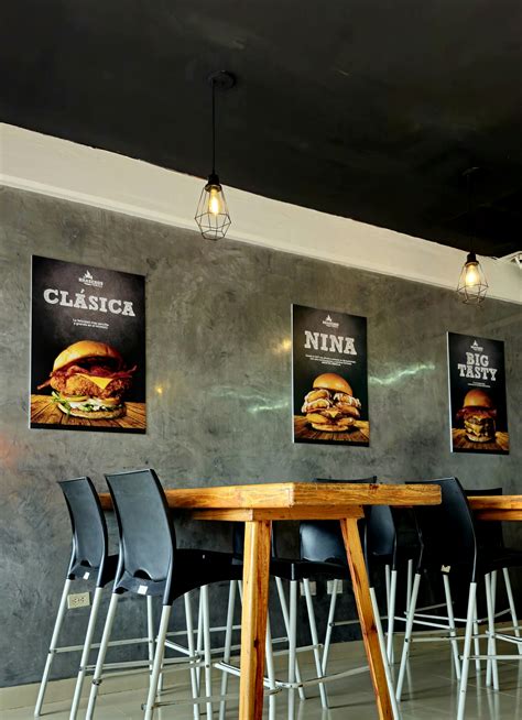Interior de un restaurante de hamburguesas moderno y acogedor